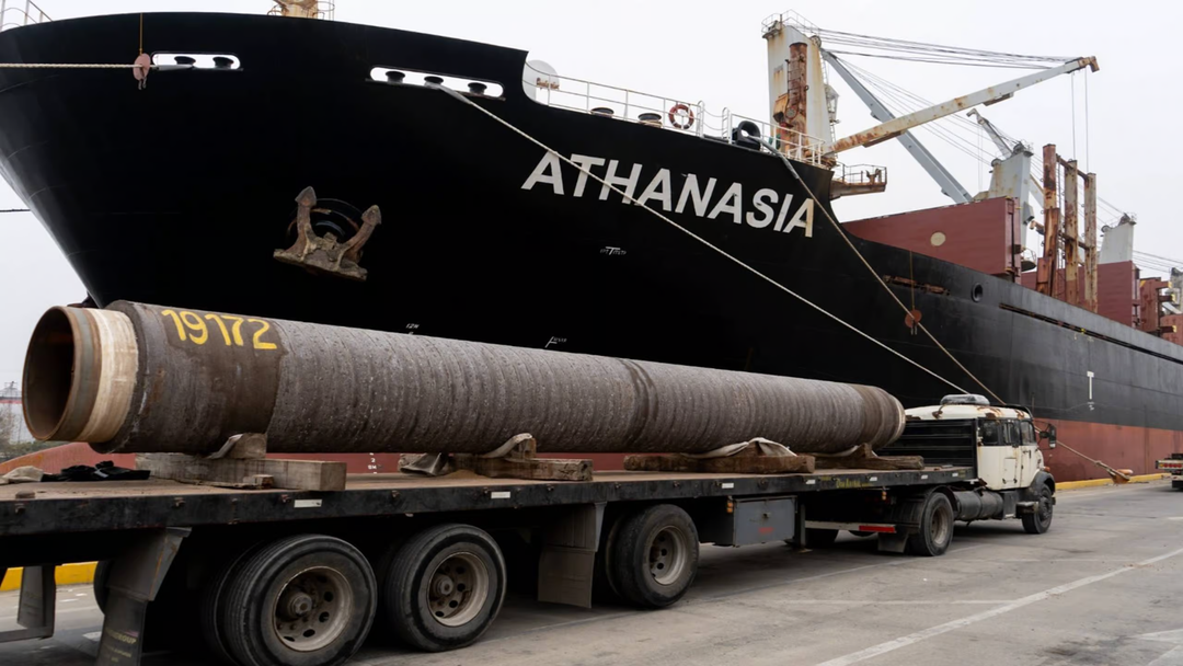 El buque Athanasia completó la descarga de caños para conectar Vaca Muerta con el Atlántico