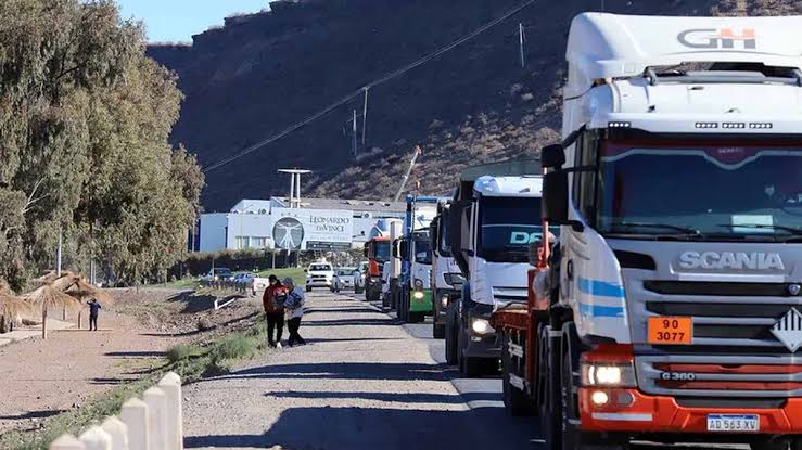 Vaca Muerta impulsa un récord de tránsito pesado: más de 4.000 camiones abastecen la industria cada día