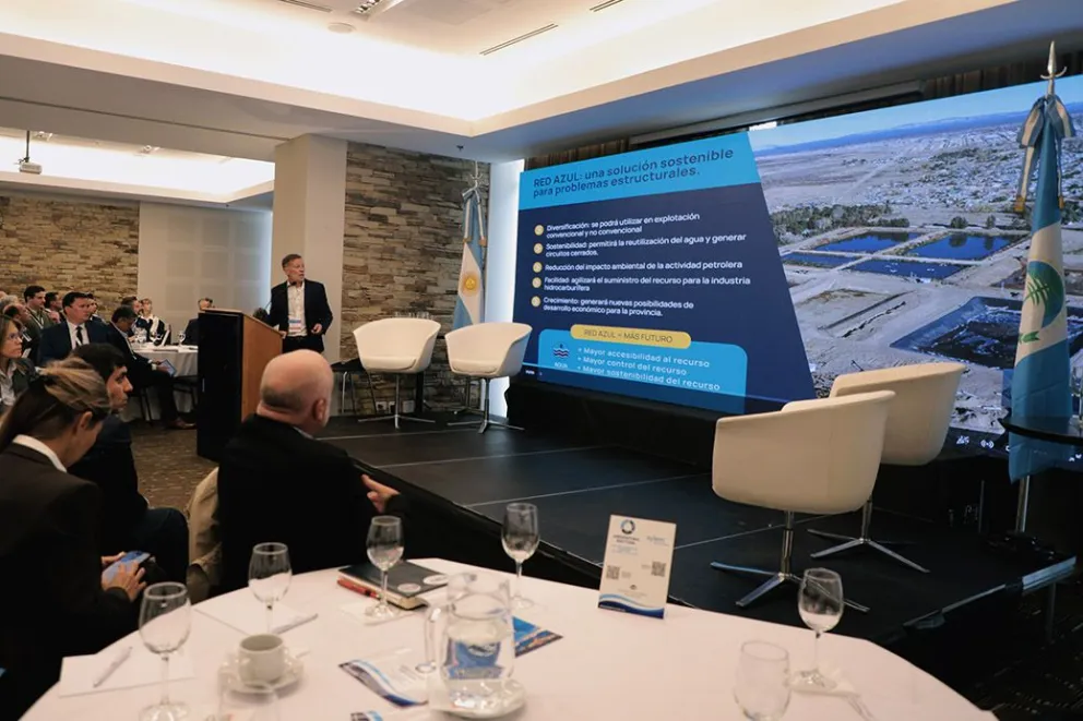 Exposición sobre gestión del agua durante el encuentro realizado en la ciudad de Neuquén.