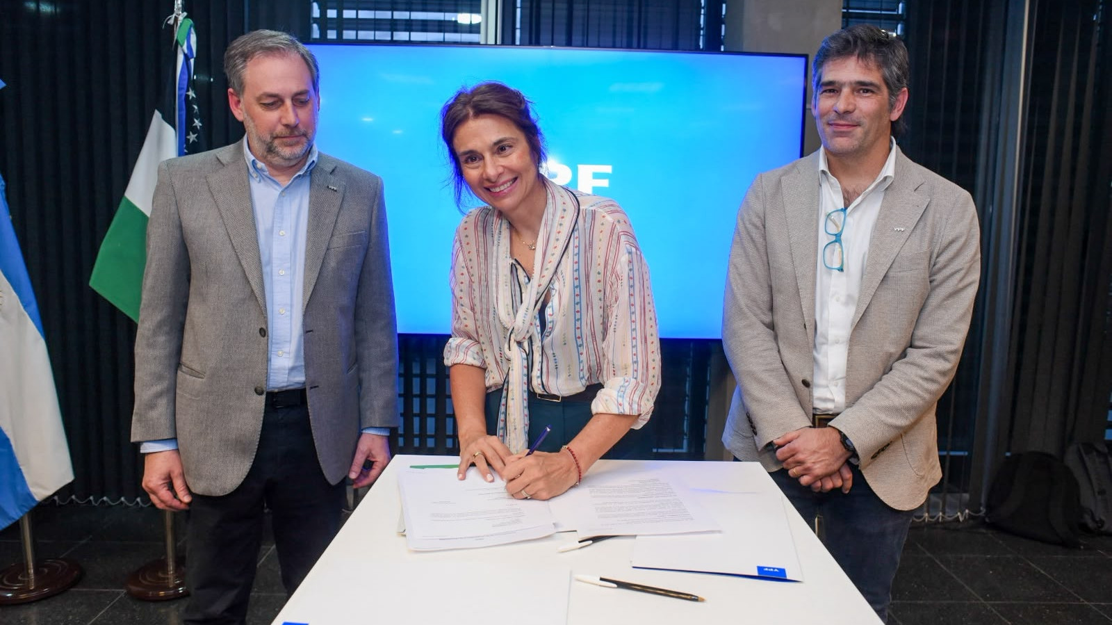 Firma del acuerdo entre Río Negro e YPF para el desarrollo de proveedores, en Cipolletti.
