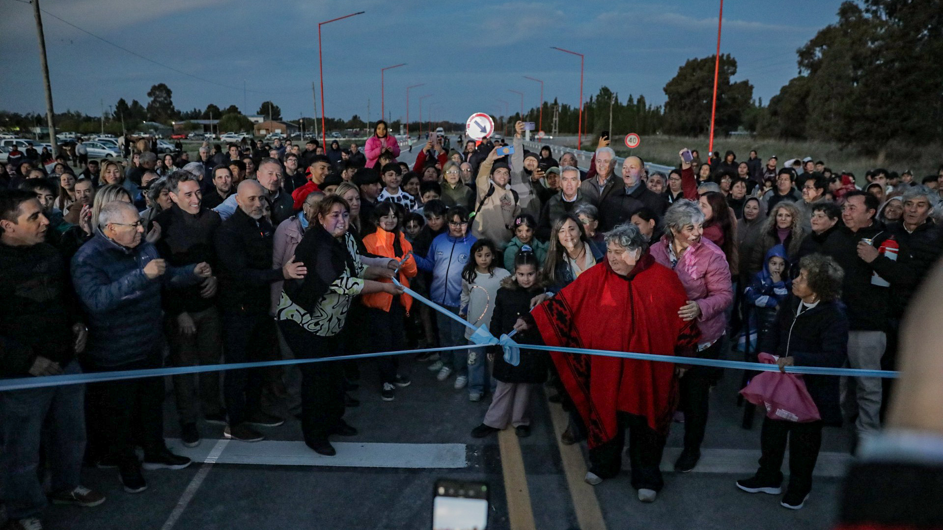 Vecinos y autoridades en la inauguración del acceso pavimentado a San Javier, Río Negro.