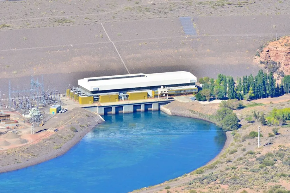 Instalaciones del complejo hidroeléctrico Cerros Colorados, en la provincia del Neuquén.