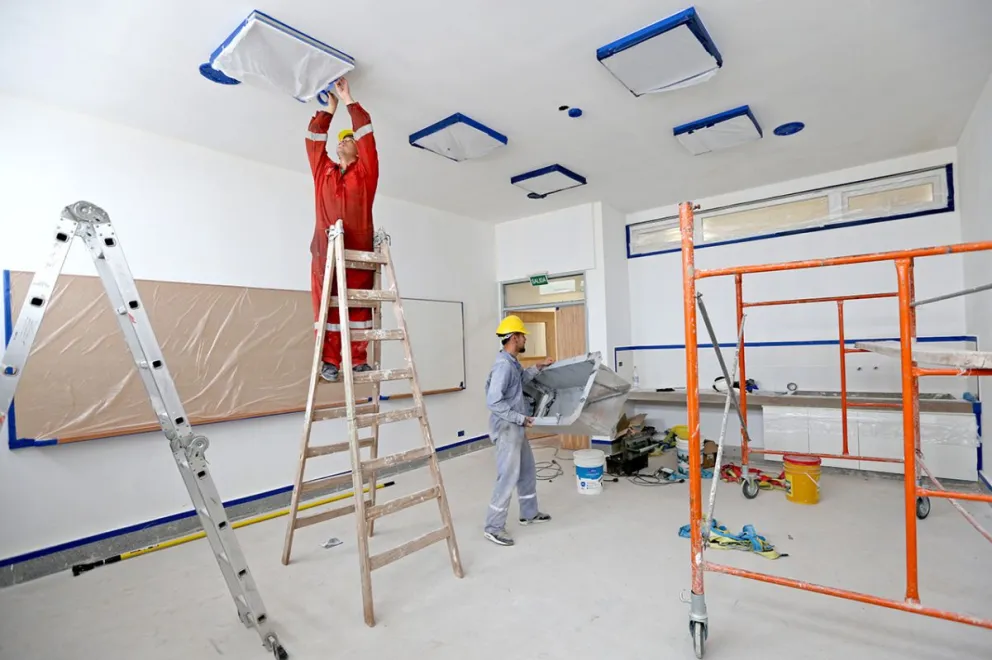 Trabajadores realizan terminaciones en los nuevos espacios de la EPET 17, en Neuquén capital.