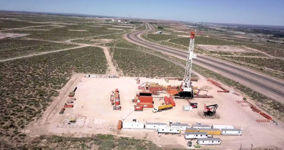 Vista aérea de una instalación de perforación junto a un corredor vial en Neuquén, publicada por la Provincia en su informe sobre proveedores certificados.