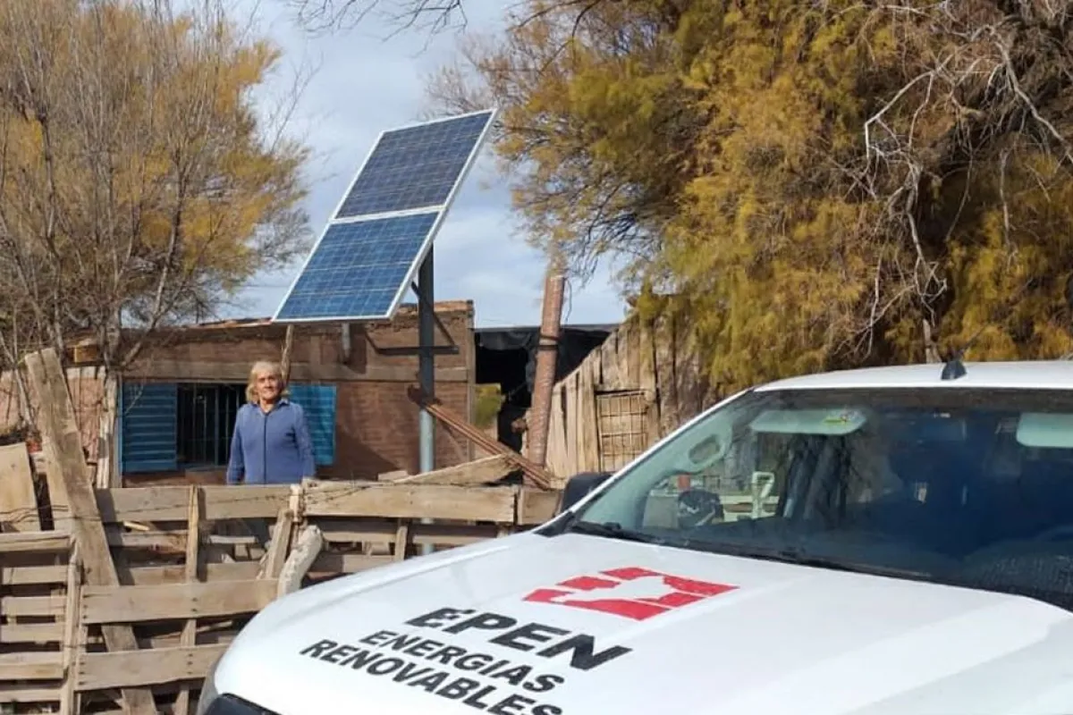 Paneles solares junto a una vivienda rural de Neuquén y un vehículo del EPEN, en una fotografía de archivo de 2025.