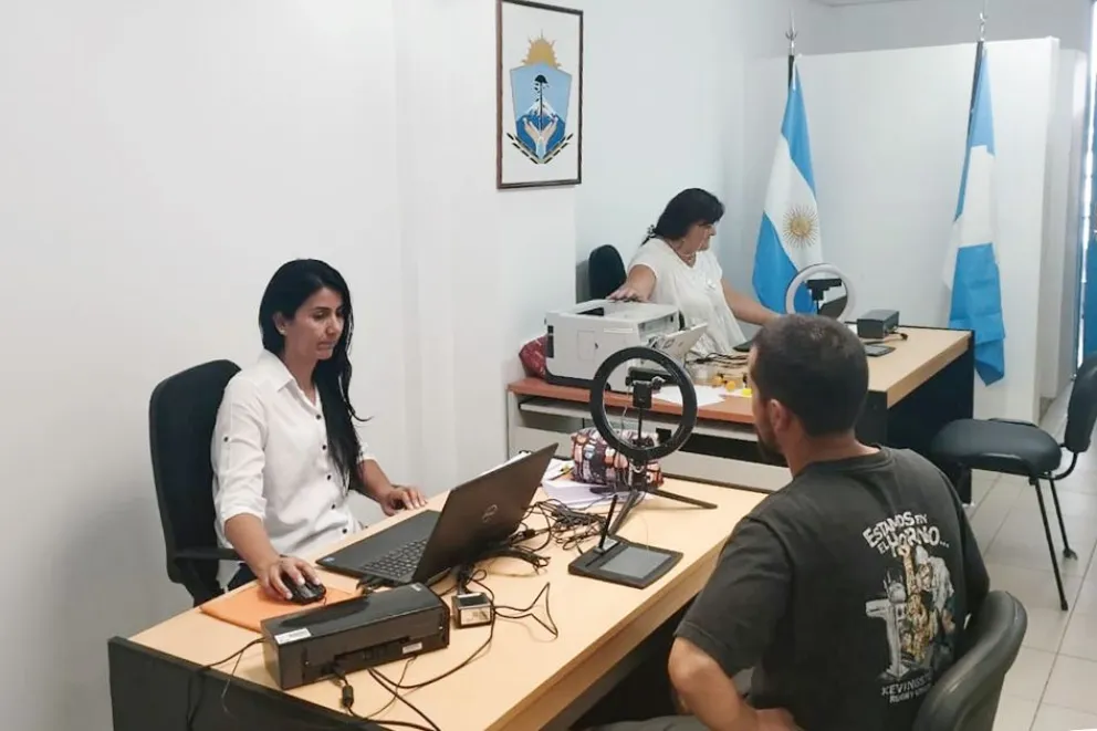Atención presencial en una oficina del Registro Civil de Neuquén, en una fotografía de archivo difundida en febrero de 2026.