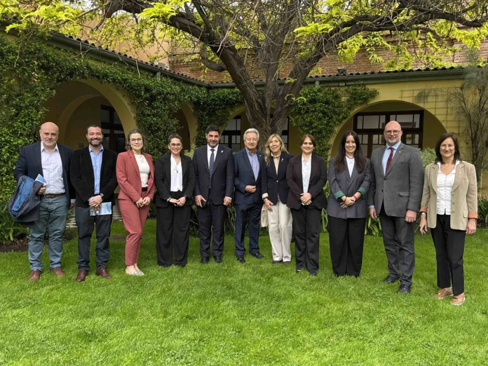 Encuentro bilateral de funcionarios neuquinos y representantes de Alberta realizado en Neuquén.